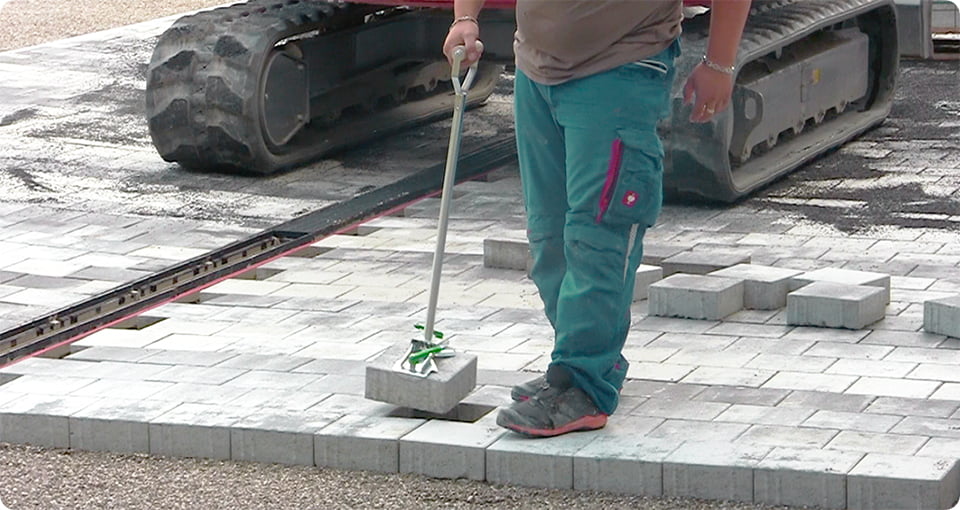 Einhand-Steinheber in Aktion
